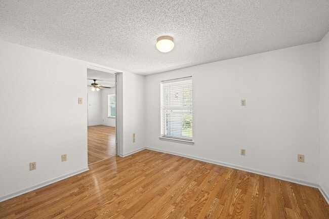 Building Photo - 701 1/2 S Walnut Street Unit