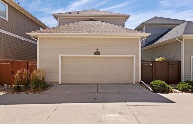 Building Photo - Modern 3BR Home with Finished Basement & Private Courtyard in Lowry