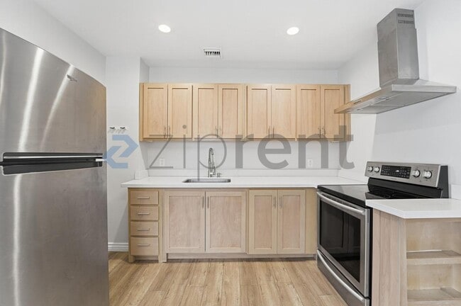 Building Photo - 1031 E Roosevelt St