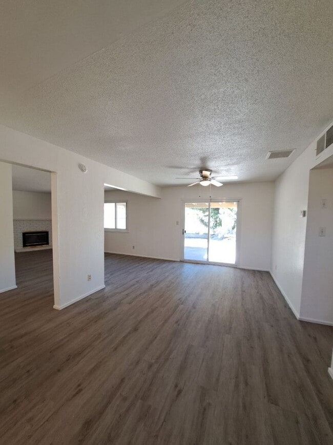 Building Photo - Amazing 3 Bedroom Home Near Cedar and Gett...