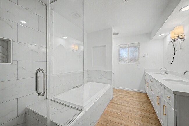 Building Photo - 3922 E Sahuaro Dr