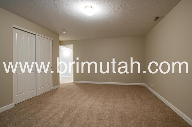 Building Photo - 602 E Land Rush Dr