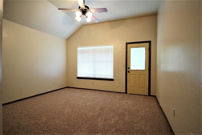 Building Photo - Gorgeous 4 Bed 2 Bath in Gated Community