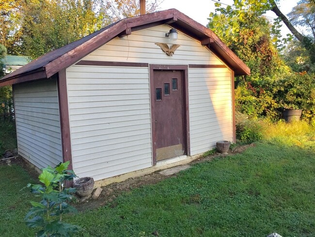 Building Photo - 141 N Overhill Dr