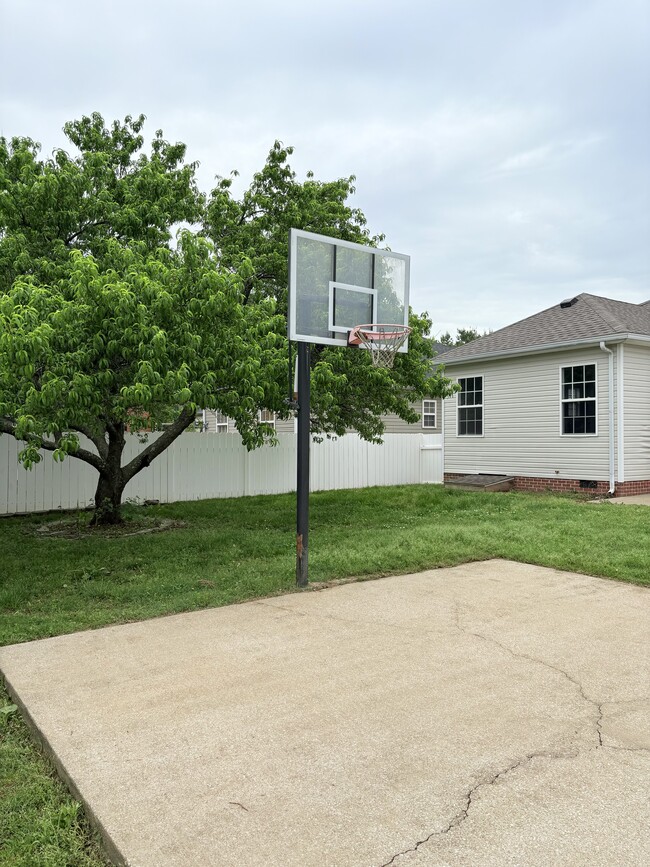 Building Photo - 3255 Cave Springs Ave