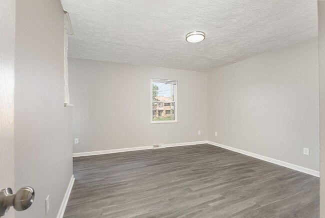 Building Photo - 4600-4606 Glenway Ave
