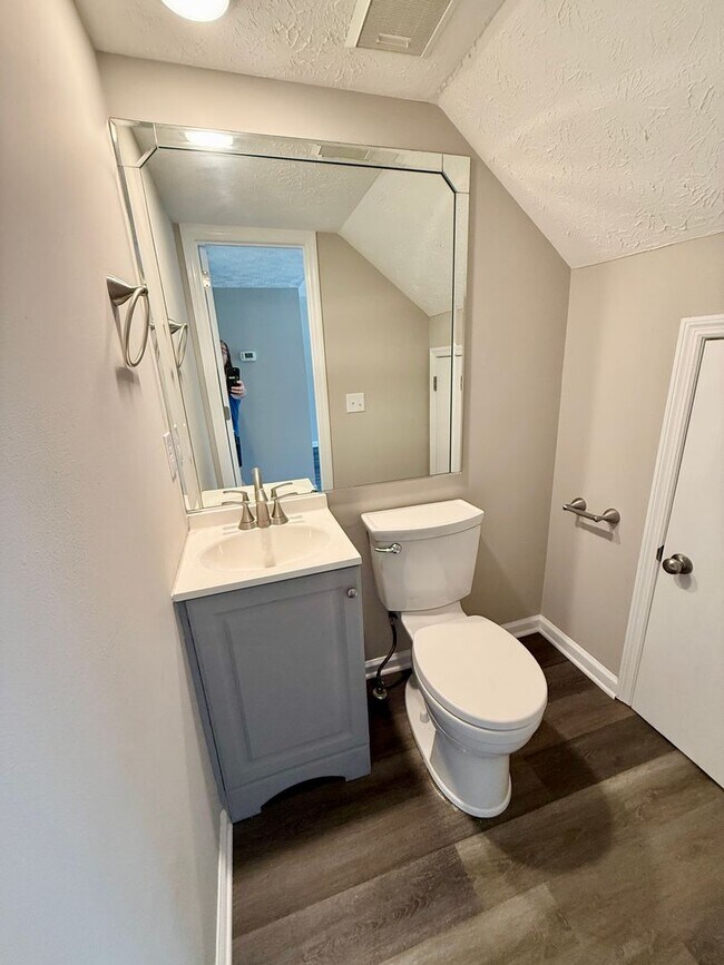 Building Photo - Awesome 2 Bed 1.5 Bath Condo in Hermitage ...