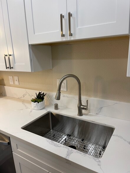 Building Photo - 1000 Sibley Apt Homes