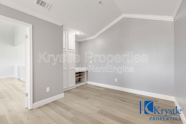 Building Photo - 20 Knoll Dr