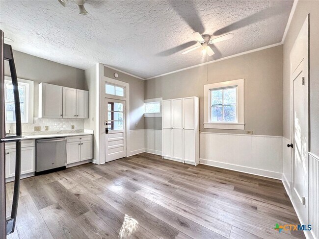 Building Photo - 410 Burleson St
