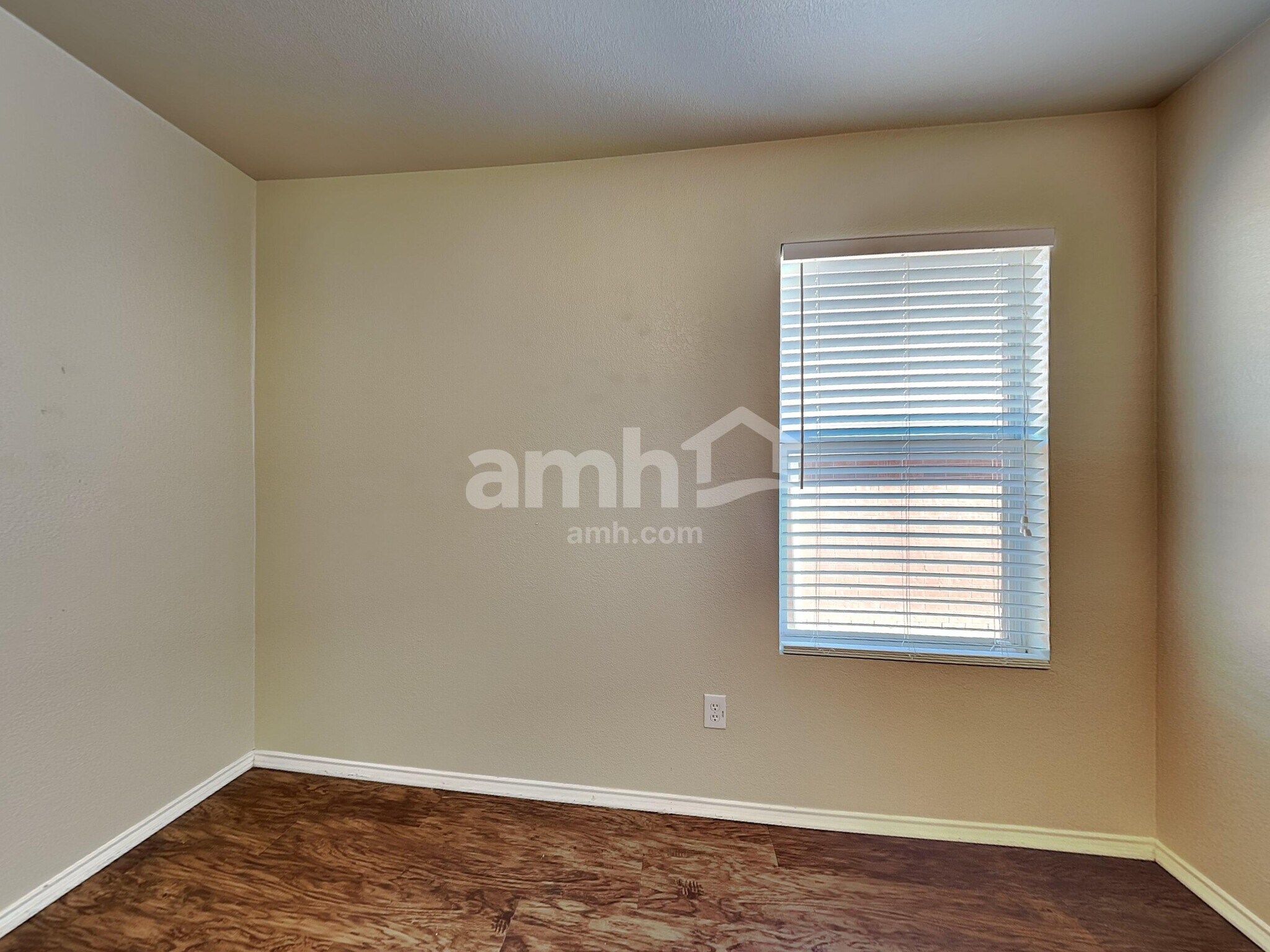 Building Photo - 1405 Sun Breeze Dr