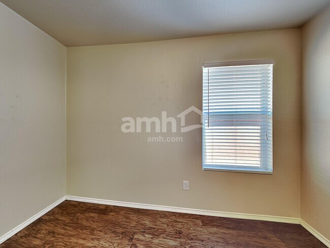 Building Photo - 1405 Sun Breeze Dr