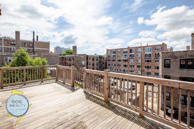 Building Photo - Lincoln Park Renovated Apartments!