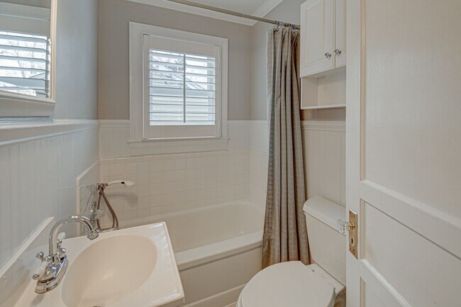 Building Photo - Washington Park 3BR 2Bth Home - available now for both short or long term lease