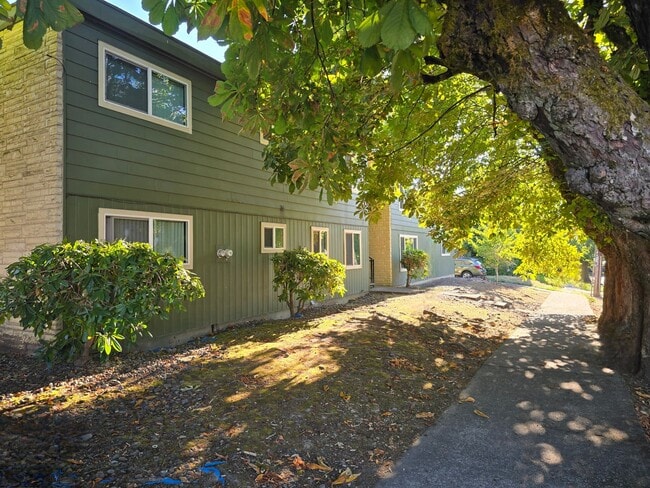 Building Photo - Incredible Value!  Upstairs Pet Friendly 2...