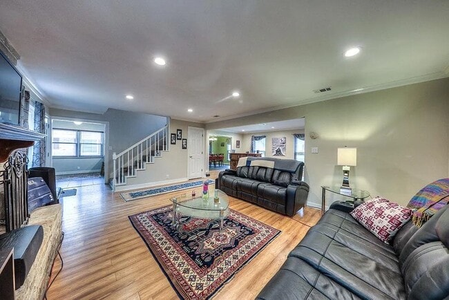 Building Photo - 674 Ravensworth Dr