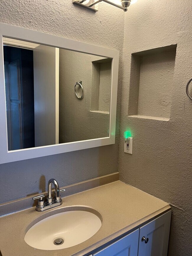 Building Photo - 2 Bedroom Townhome in Austin