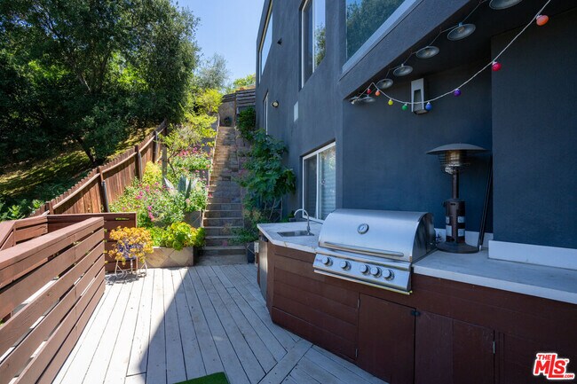Building Photo - 3865 Buena Park Dr