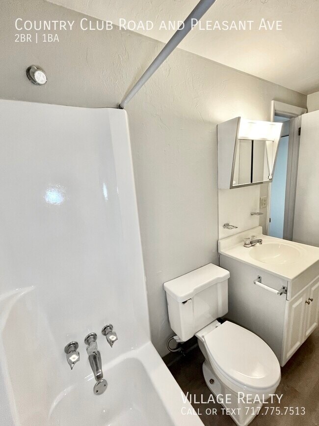 Building Photo - 605 Country Club Rd