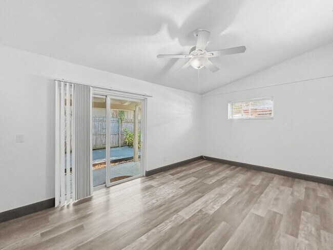 Building Photo - Spacious 1BR Duplex Near Beaches – Private Yard + Amenities! 1bed|1bath