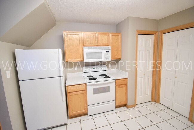 Building Photo - Beautiful 2 bedroom, 2 bath Town house in West Des Moines with 1-car attached garage