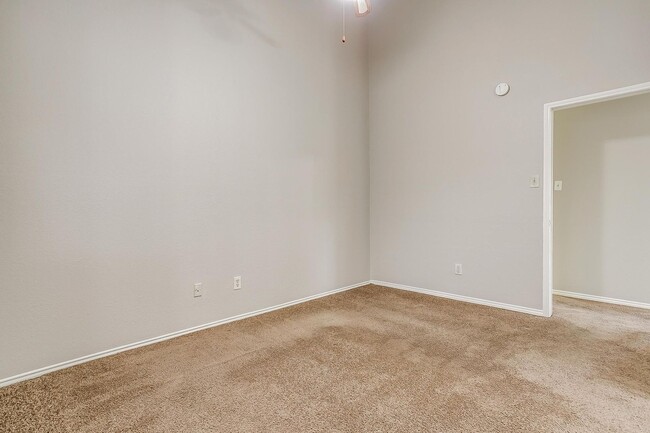 Building Photo - One Side of Very Nice Duplex S Arlington- ...