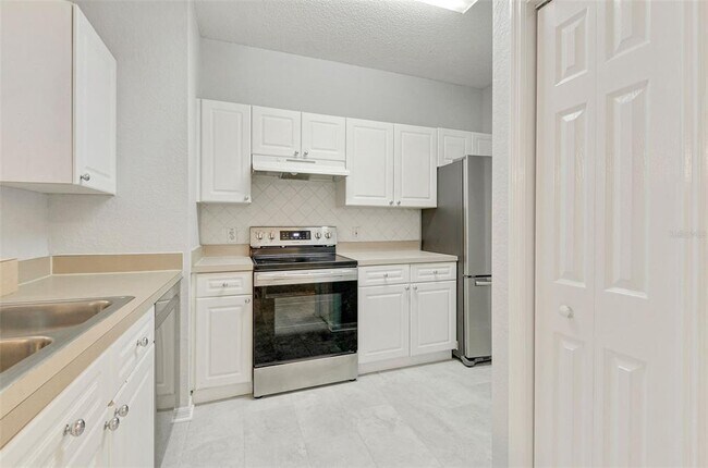 Building Photo - 18001 Richmond Pl Dr