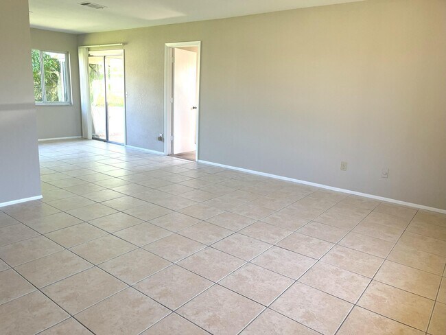 Building Photo - 2901 SW Birtle Ct