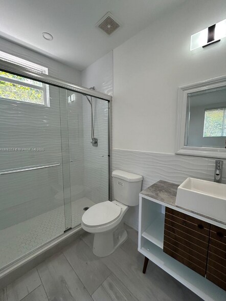 Building Photo - 3823 Thomas Ave