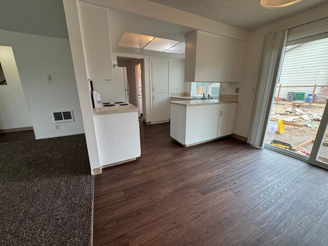 Building Photo - 3 Bedroom Duplex off Gilham Rd.
