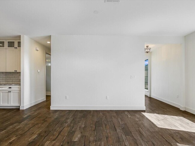 Building Photo - 319 Parallel Cir