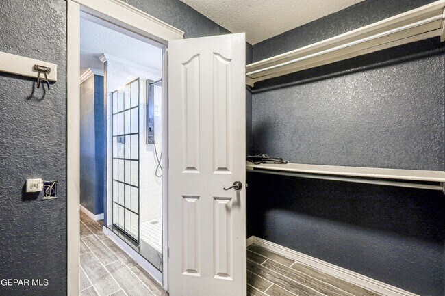Building Photo - 6821 Pearl Ridge Dr