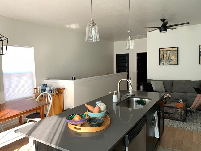 Building Photo - 002