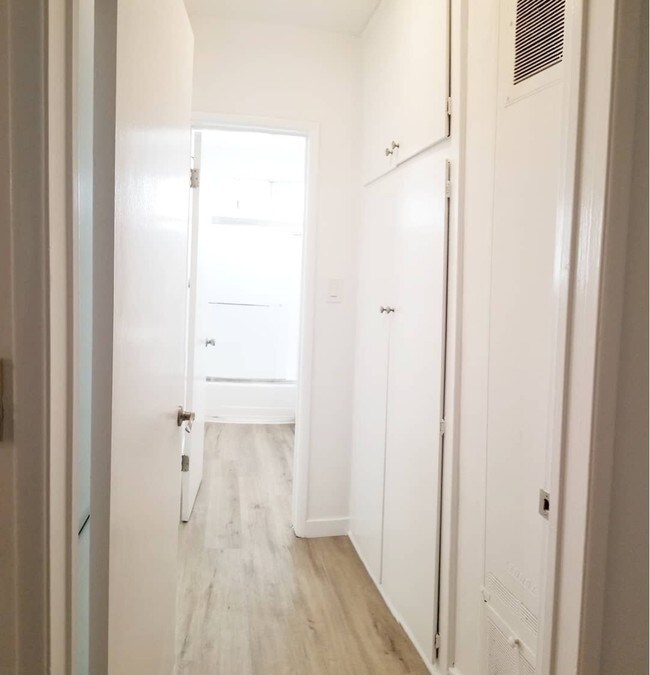 Building Photo - 943 6th Street in Santa Monica - North of Wilshire and only 6 blocks to the beach!