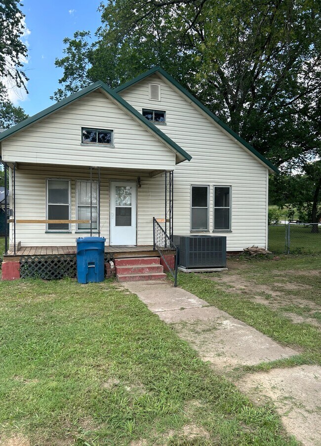 Primary Photo - 104 Grace St