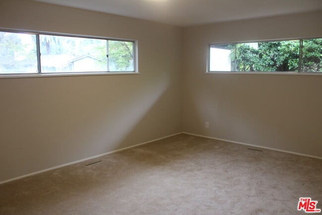 Building Photo - 282 Wigmore Dr