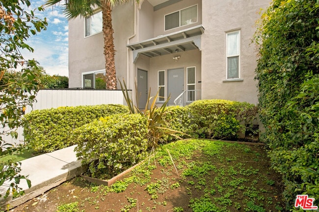 Building Photo - 840 N Fuller Ave