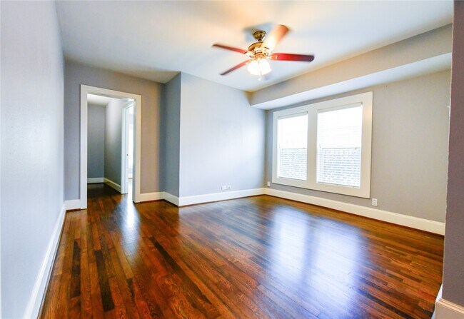 Building Photo - 1011 E 6 1/2 St