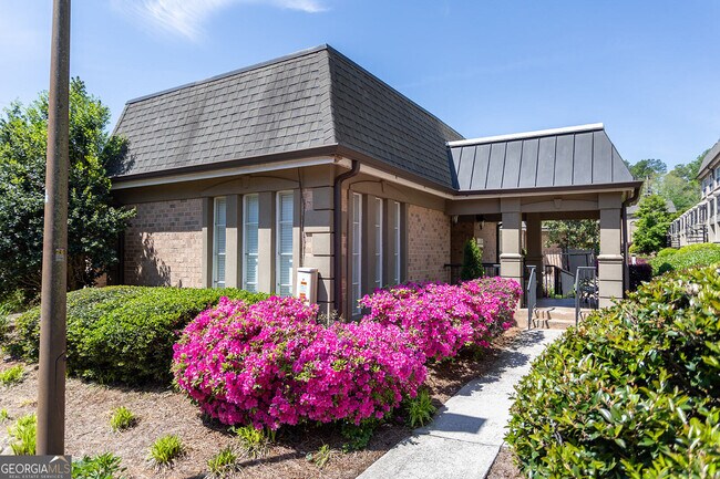 Building Photo - 6980 Roswell Rd