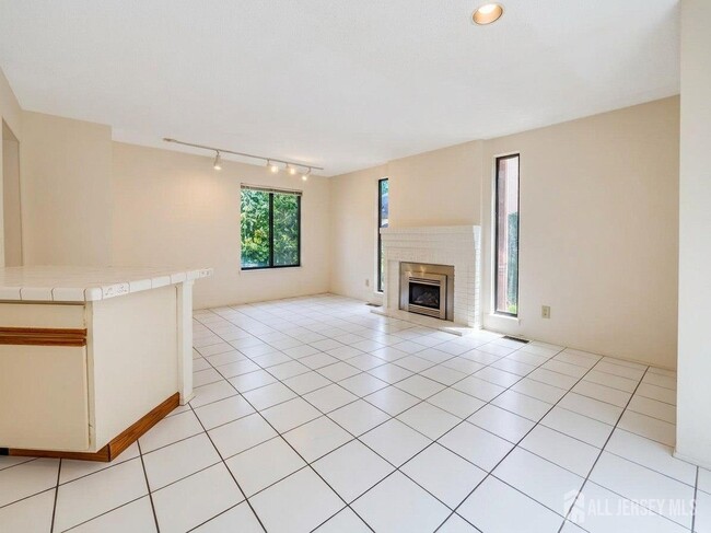 Building Photo - 83 Sayre Dr