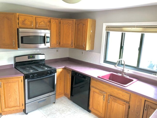 Building Photo - Perfectly Located 3 Bedroom W/ 2 Full Bathroom Home In Heart of North Allegheny School District