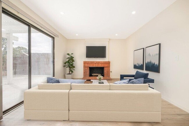 Building Photo - 2369 Ravenwood Dr