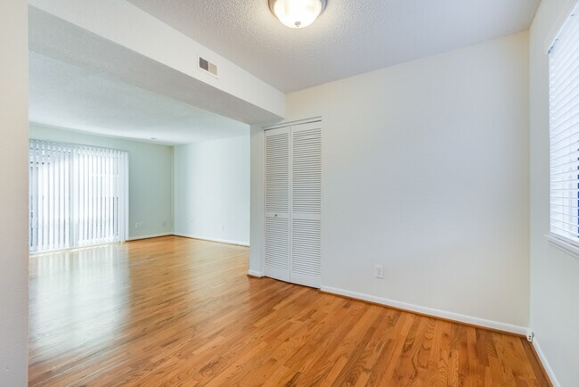 Building Photo - 4006-4008 Oak St