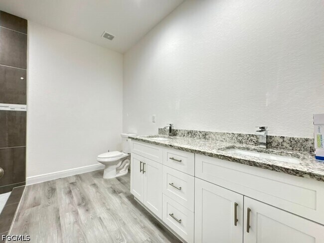 Building Photo - 537 Greenbriar Blvd
