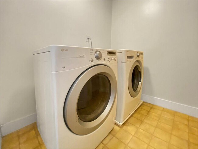 Building Photo - 877 Lenox Oaks Cir NE