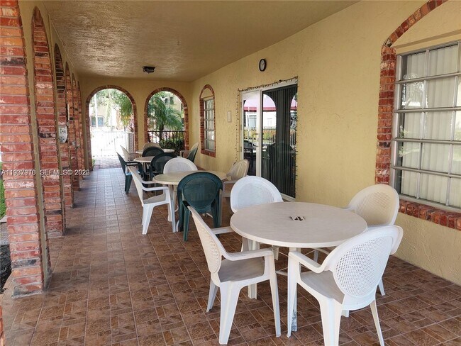 Building Photo - 253 S Cypress Rd