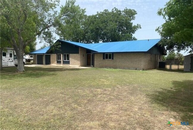 Primary Photo - 200 Uecker Dr