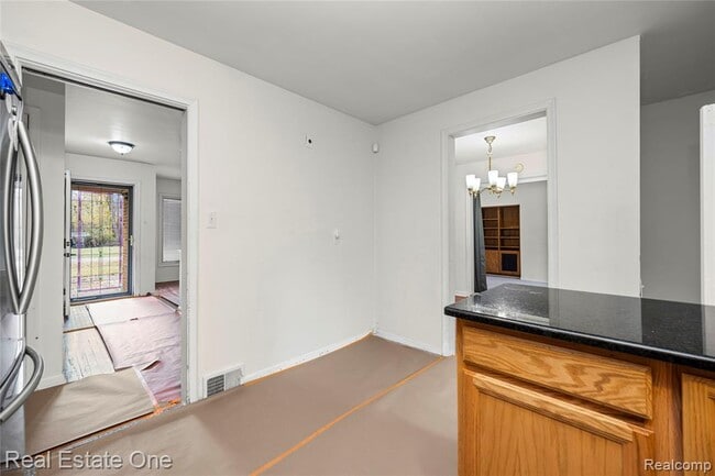 Building Photo - 2360 Pine View Dr