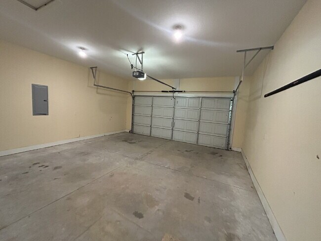 Building Photo - Home For Rent