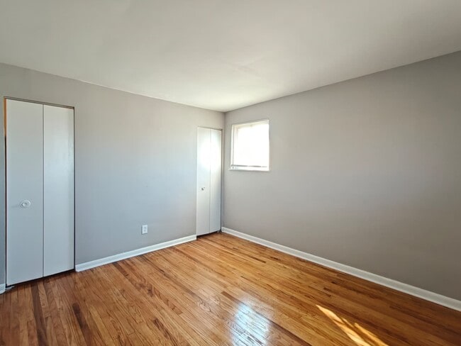 Building Photo - 7108 Oxford Ave